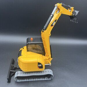 2014 Bruder 2337/01 CAT Caterpillar Excavator Construction Vehicle Plastic 1:16